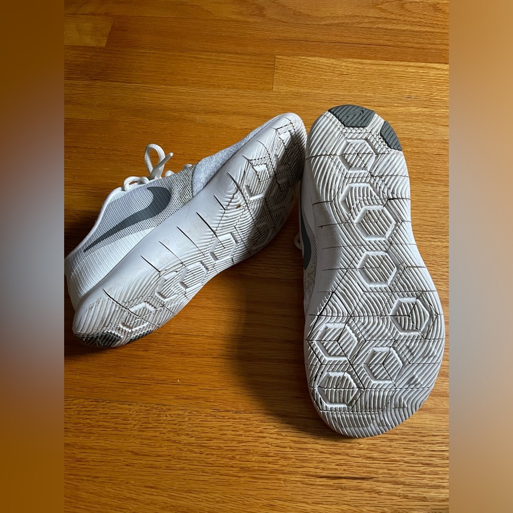 Women’s Nike sneakers - Picture 2 of 3
